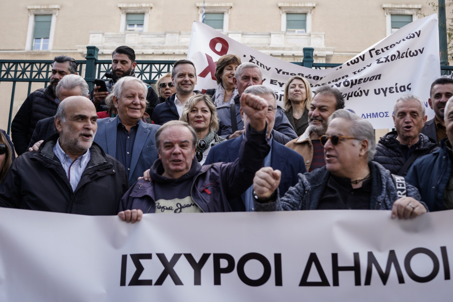 2026; Greece; politics; state budget; Αθήνα; Βουλή; protest; protesters; διαμαρτυρία; διαμαρτυρόμενος; demonstration; Δήμαρχος; Δήμαρχοι; mayor; mayors; Χάρης Δούκας; Harry Doukas; mayor of athens; δήμαρχος αθηναίων;