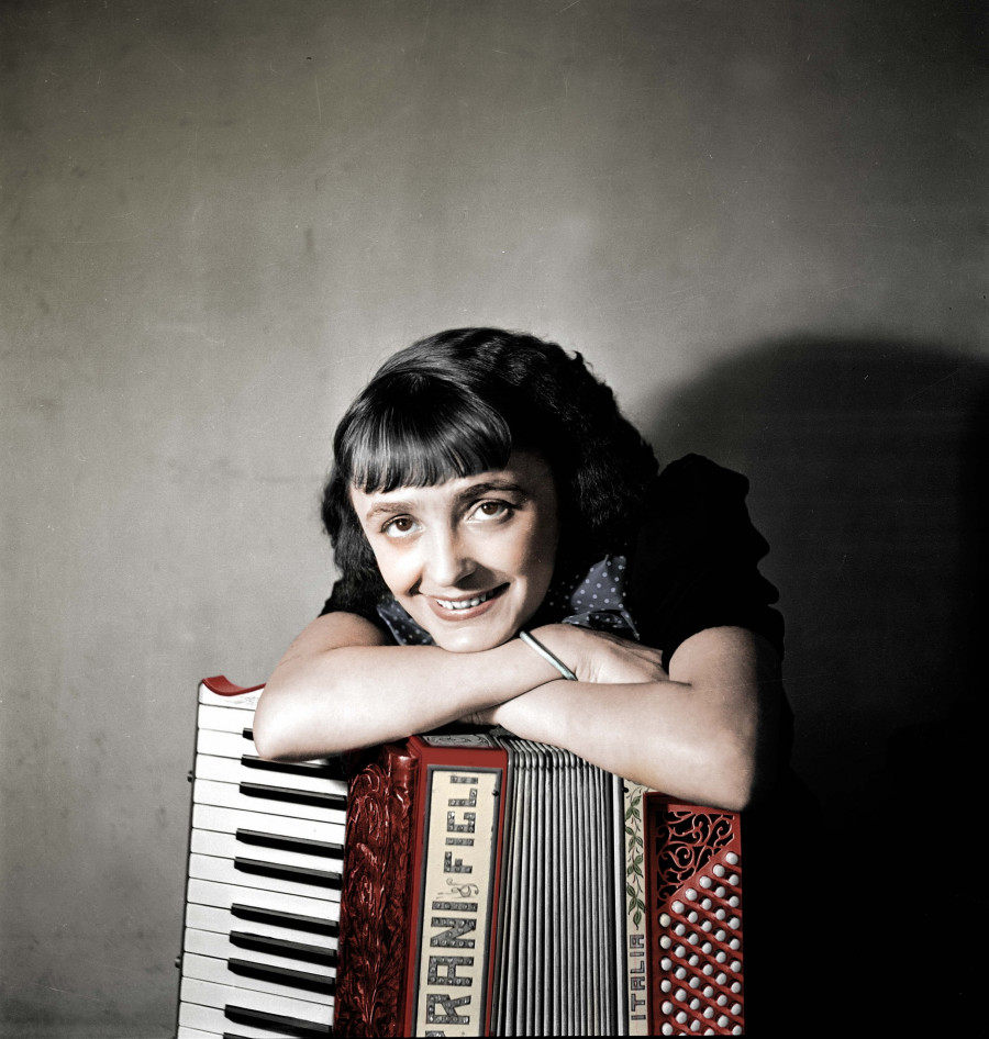 Η Εντίθ Πιάφ, σε έγχρωμη φωτογραφία, το 1936.