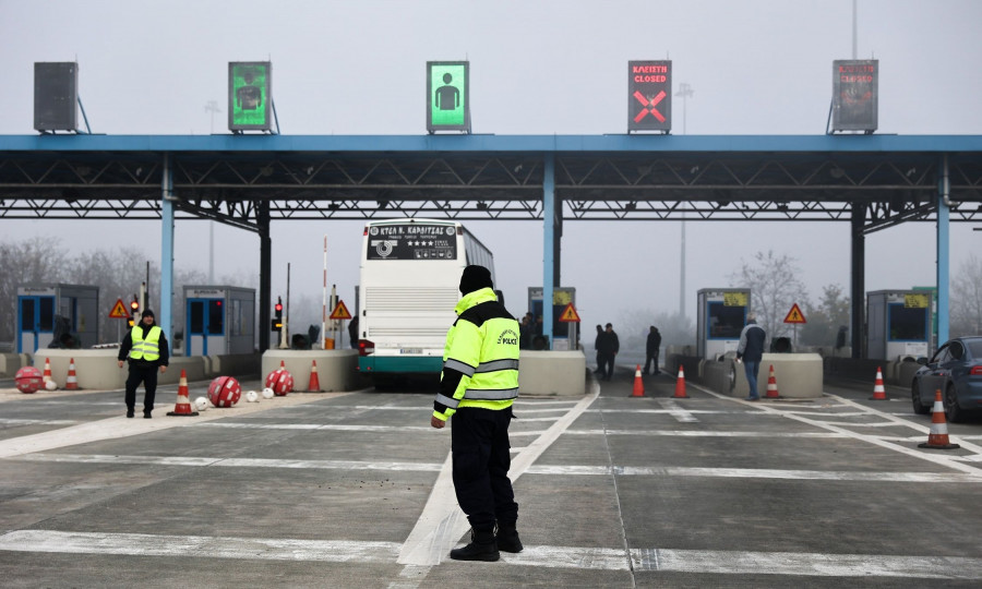 Αγρότες: «Δεν θα φύγουμε από τους δρόμους» - Σηκώνουν τις μπάρες στα διόδια - Τι ώρες ανοίγουν