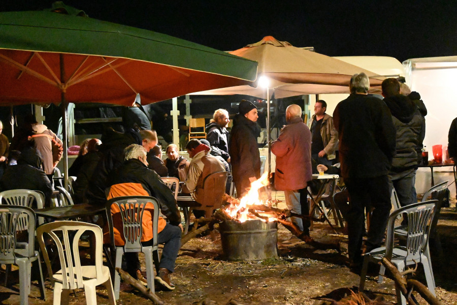 ΑΡΓΟΣ - Με μουσική και μεζέδες στο μπλόκο Μαλαχιά οι αγρότες της Αργολίδας. (Βασίλης Παπαδόπουλος / Eurokinissi)