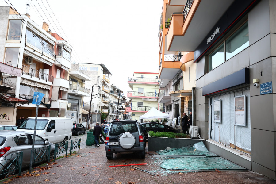 [383321] ΕΚΡΗΞΗ ΣΕ ΚΑΤΑΣΤΗΜΑ ΤΡΑΠΕΖΑΣ ΣΤΟΝ ΕΥΟΣΜΟ ΣΤΗ ΘΕΣΣΑΛΟΝΙΚΗ (ΡΑΦΑΗΛ ΓΕΩΡΓΙΑΔΗΣ / EUROKINISSI)