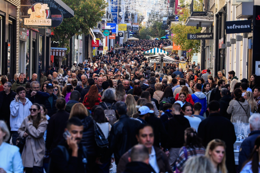[382515] ΑΝΟΙΧΤΑ ΕΜΠΟΡΙΚΑ ΚΑΤΑΣΤΗΜΑΤΑ ΣΤΗΝ ΟΔΟ ΕΡΜΟΥ (ΓΙΩΡΓΟΣ ΚΟΝΤΑΡΙΝΗΣ/EUROKINISSI)