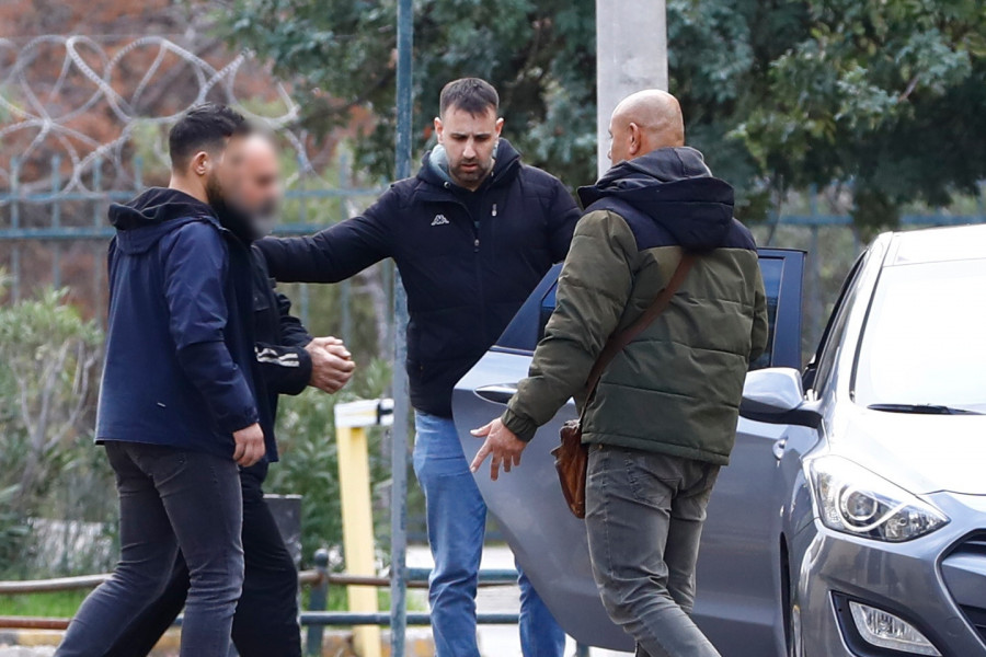 ΜΕΤΑΓΩΓΗ ΣΤΟΝ ΕΙΣΑΓΓΕΛΕΑ ΤΟΥ ΓΙΟΥ ΤΗΣ ΕΛΕΝΗΣ ΠΑΠΑΔΟΠΟΥΛΟΥ ΠΟΥ ΣΥΝΕΛΗΦΘΗ ΓΙΑ ΤΗ ΔΟΛΟΦΟΝΙΑ ΤΗΣ ΣΤΟ ΚΟΛΩΝΑΚΙ ΤΟΝ ΙΑΝΟΥΑΡΙΟ ΤΟΥ 2022