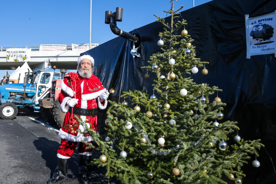 ΣΥΝEΛΕΥΣΗ ΤΩΝ ΑΓΡΟΤΩΝ ΣΤΟ ΜΠΛΟΚΟ ΤΗΣ ΝΙΚΑΙΑΣ ΣΤΗ ΛΑΡΙΣΑ (EUROKINISSI)