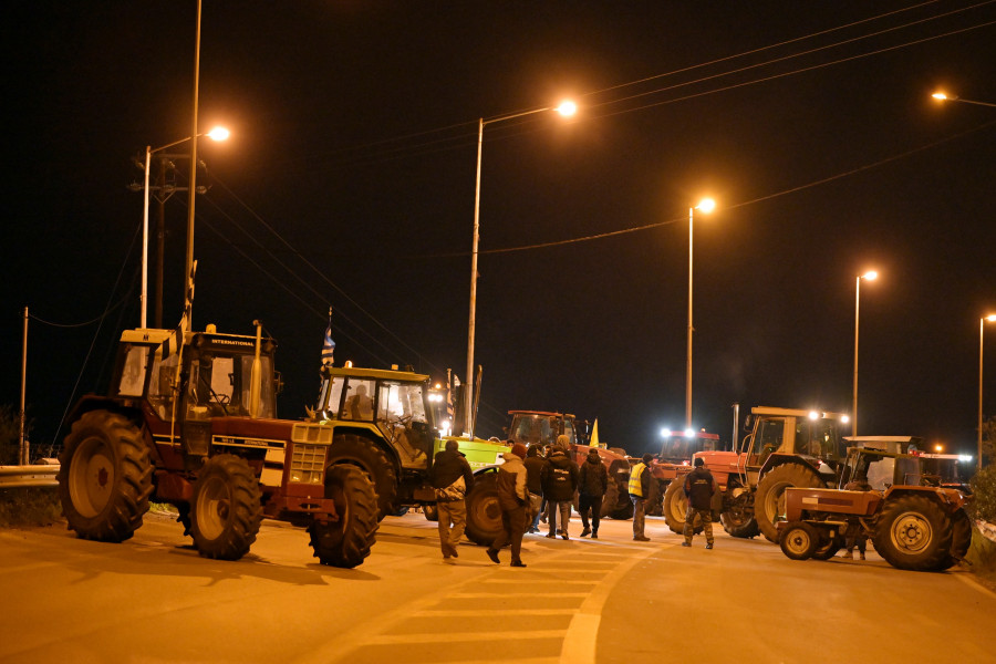 ΣΥΜΒΟΛΙΚΟΣ ΑΠΟΚΛΕΙΣΜΟΣ ΤΗΣ ΓΕΦΥΡΑΣ ΤΗΣ ΧΑΛΚΙΔΑΣ ΑΠΟ ΑΓΡΟΤΕΣ ΚΑΙ ΚΤΗΝΟΤΡΟΦΟΥΣ ΤΗΣ ΕΥΒΟΙΑΣ