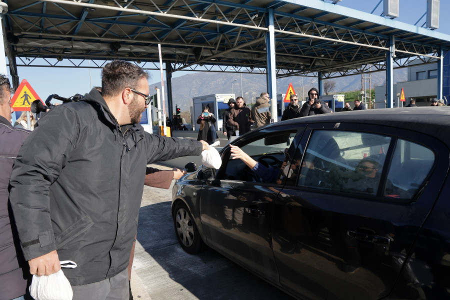 ΑΝΟΙΞΑΝ ΤΑ ΔΙΟΔΙΑ ΜΑΚΡΥΧΩΡΙΟΥ ΚΑΙ ΜΟΙΡΑΣΑΝ ΠΡΟΙΟΝΤΑ ΣΤΑ ΔΙΕΡΧΟΜΕΝΑ ΑΥΤΟΚΙΝΗΤΑ ΑΓΡΟΤΕΣ ΚΑΙ ΚΤΗΝΟΤΡΟΦΟΙ ΑΠΟ ΤΟ ΜΠΛΟΚΟ ΤΗΣ ΝΙΚΑΙΑΣ ΣΤΗ ΛΑΡΙΣΑ