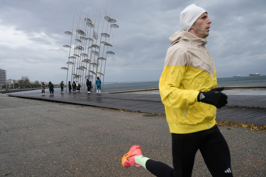 Bora; December; Greece; Thessaloniki; bad weather; disaster; seafront; umbrellas; waterfront; winter; Γιώργος Ζογγολόπουλος; Δεκέμβριος; Ελλάδα; Θεσσαλονίκη; Μπόρα; Νέα Παραλία; δυνατοί άνεμοι; ζημιές; θάλασσα; κακοκαιρία; καταστροφές; ομπρέλες; παραλία; χειμώνας; άθληση; τρέξιμο; training; fitness; running;