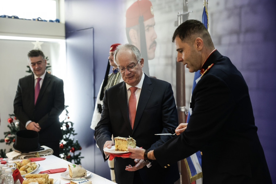 Ο Κώστας Τασούλας στην κοπή της βασιλόπιτας της Προεδρικής Φρουράς.