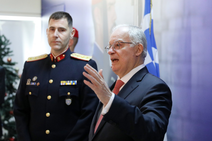 Ο Κώστας Τασούλας στην κοπή της βασιλόπιτας της Προεδρικής Φρουράς.