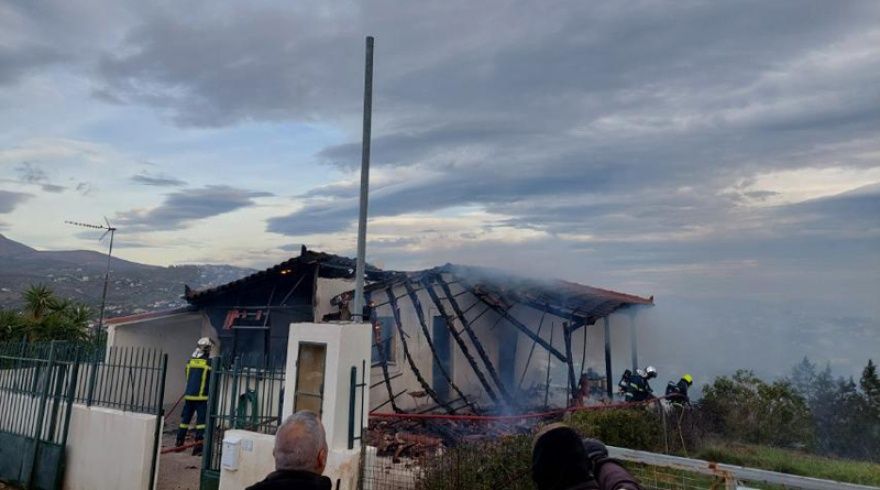 Φωτιά σε μονοκατοικία στη Ραφήνα, πληροφορίες για εγκλωβισμένο άτομο