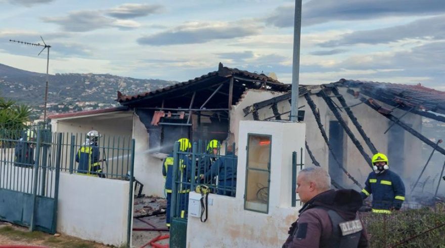 Φωτιά σε μονοκατοικία στη Ραφήνα, πληροφορίες για εγκλωβισμένο άτομο