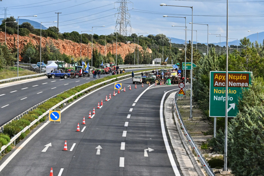 ΚΙΝΗΤΟΠΟΙΗΣΗ ΑΓΡΟΤΩΝ ΣΤΗΝ Ε.Ο. ΚΟΡΙΝΘΟΥ - ΤΡΙΠΟΛΗΣ ΣΤΟΝ ΚΟΜΒΟ ΤΗΣ ΑΡΧΑΙΑΣ ΝΕΜΕΑΣ (ΒΑΣΙΛΗΣ ΠΑΠΑΔΟΠΟΥΛΟΣ/EUROKINISSI)