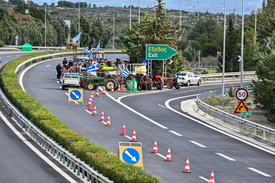 ΚΙΝΗΤΟΠΟΙΗΣΗ ΑΓΡΟΤΩΝ ΣΤΗΝ Ε.Ο. ΚΟΡΙΝΘΟΥ - ΤΡΙΠΟΛΗΣ ΣΤΟΝ ΚΟΜΒΟ ΤΗΣ ΑΡΧΑΙΑΣ ΝΕΜΕΑΣ (ΒΑΣΙΛΗΣ ΠΑΠΑΔΟΠΟΥΛΟΣ/EUROKINISSI)