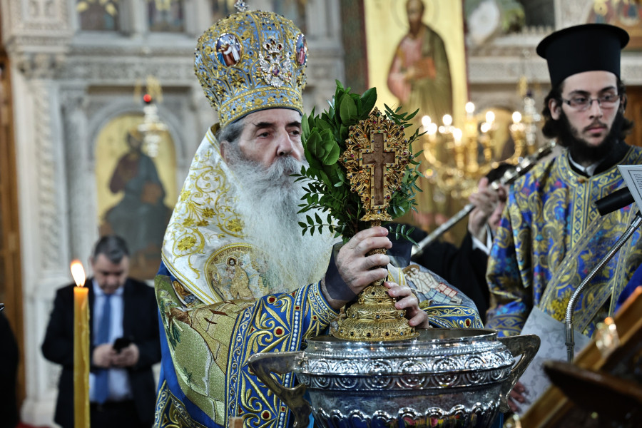 [383524] ΘΕΟΦΑΝΕΙΑ / ΔΟΞΟΛΟΓΙΑ ΚΑΙ ΑΓΙΑΣΜΟΣ ΤΩΝ ΥΔΑΤΩΝ ΣΤΟ ΛΙΜΑΝΙ ΤΟΥ ΠΕΙΡΑΙΑ (ΓΙΑΝΝΗΣ ΠΑΝΑΓΟΠΟΥΛΟΣ/EUROKINISSI)