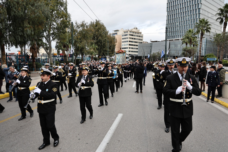[383524] ΘΕΟΦΑΝΕΙΑ / ΔΟΞΟΛΟΓΙΑ ΚΑΙ ΑΓΙΑΣΜΟΣ ΤΩΝ ΥΔΑΤΩΝ ΣΤΟ ΛΙΜΑΝΙ ΤΟΥ ΠΕΙΡΑΙΑ (ΓΙΑΝΝΗΣ ΠΑΝΑΓΟΠΟΥΛΟΣ/EUROKINISSI)