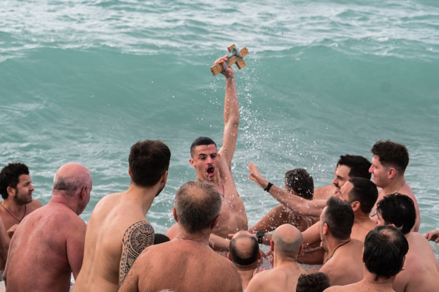 [383525] ΘΕΟΦΑΝΕΙΑ / ΑΓΙΑΣΜΟΣ ΤΩΝ ΥΔΑΤΩΝ ΣΤΗΝ ΠΑΡΑΛΙΑ ΤΟΥ ΦΛΟΙΣΒΟΥ ΣΤΟ Π. ΦΑΛΗΡΟ (ΤΑΤΙΑΝΑ ΜΠΟΛΑΡΗ/EUROKINISSI)