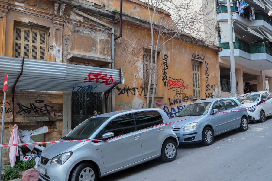 ΝΕΟΣ ΚΟΣΜΟΣ. ΜΠΑΛΚΟΝΙ ΚΑΤΕΡΡΕΥΣΕ ΠΑΝΩ ΣΕ ΑΥΤΟΚΙΝΗΤΟ (ΣΩΤΗΡΗΣ ΔΗΜΗΤΡΟΠΟΥΛΟΣ/EUROKINISSI)