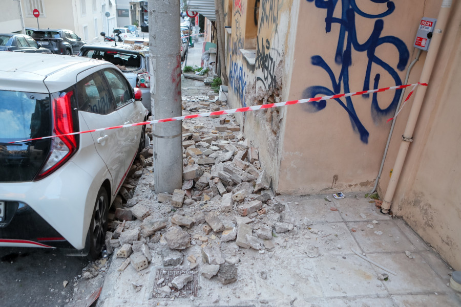 [383593] ΝΕΟΣ ΚΟΣΜΟΣ. ΜΠΑΛΚΟΝΙ ΚΑΤΕΡΡΕΥΣΕ ΠΑΝΩ ΣΕ ΑΥΤΟΚΙΝΗΤΟ (ΣΩΤΗΡΗΣ ΔΗΜΗΤΡΟΠΟΥΛΟΣ/EUROKINISSI)