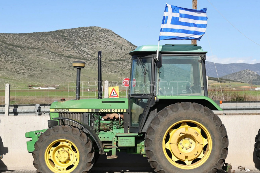 Αγροτικό μπλόκο στη Θήβα.