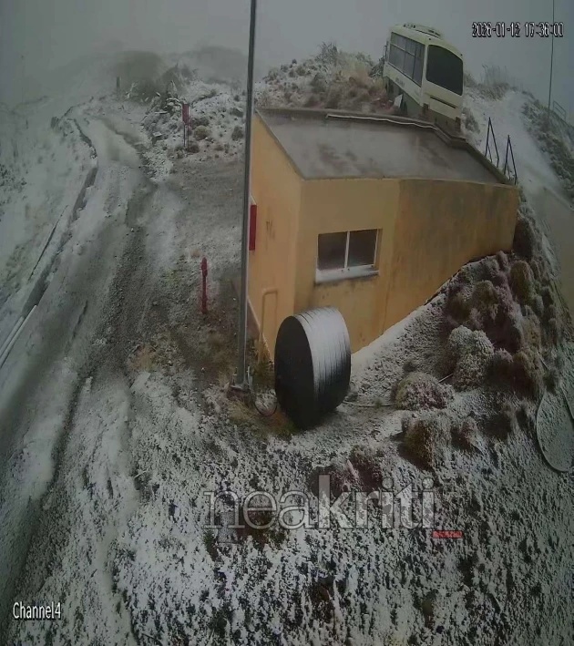 Χιονίζει στη Βιάννο