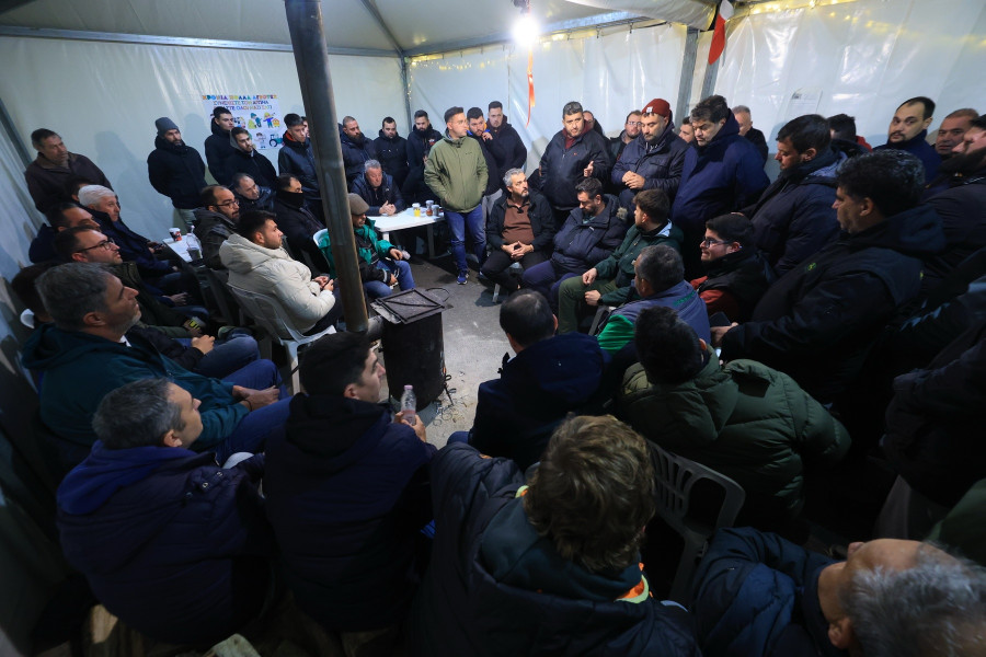 ΣΥΝΕΛΕΥΣΗ ΑΓΡΟΤΩΝ ΣΤΟ ΜΠΛΟΚΟ ΝΙΚΑΙΑΣ ΛΑΡΙΣΑΣ