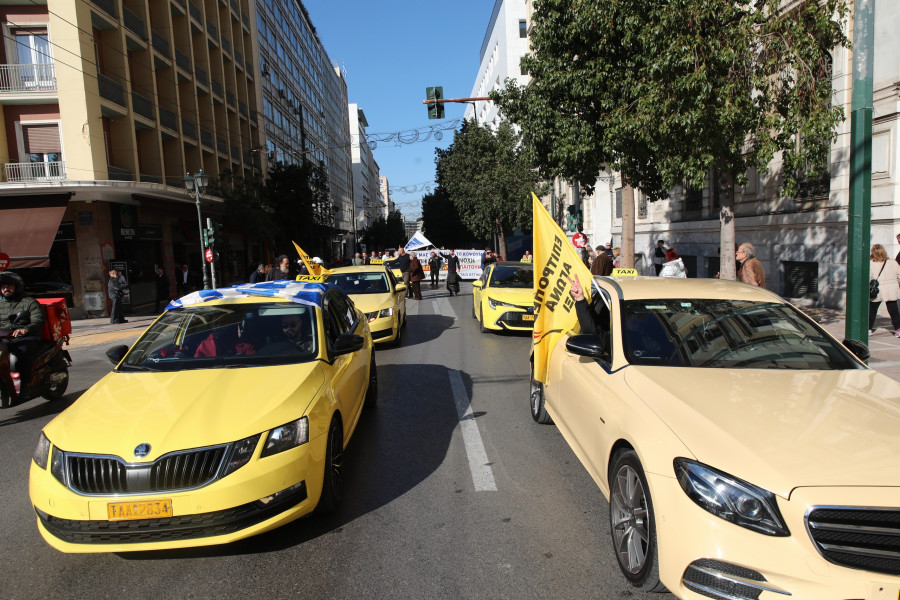 [383755] ΑΠΕΡΓΙΑΚΗ ΣΥΓΚΕΝΤΡΩΣΗ ΚΑΙ ΠΟΡΕΙΑ ΤΑΞΙ ΣΤΗΝ ΑΘΗΝΑ (ΓΙΑΝΝΗΣ ΠΑΝΑΓΟΠΟΥΛΟΣ/EUROKINISSI)