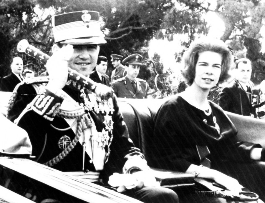 Eawatchf AP I GREECE APHS GREECE KING WAVES TO CROWD