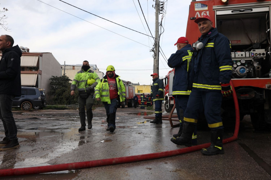 Μενίδι φωτιά εργοστάσιο πλαστικών πυροσβεστική