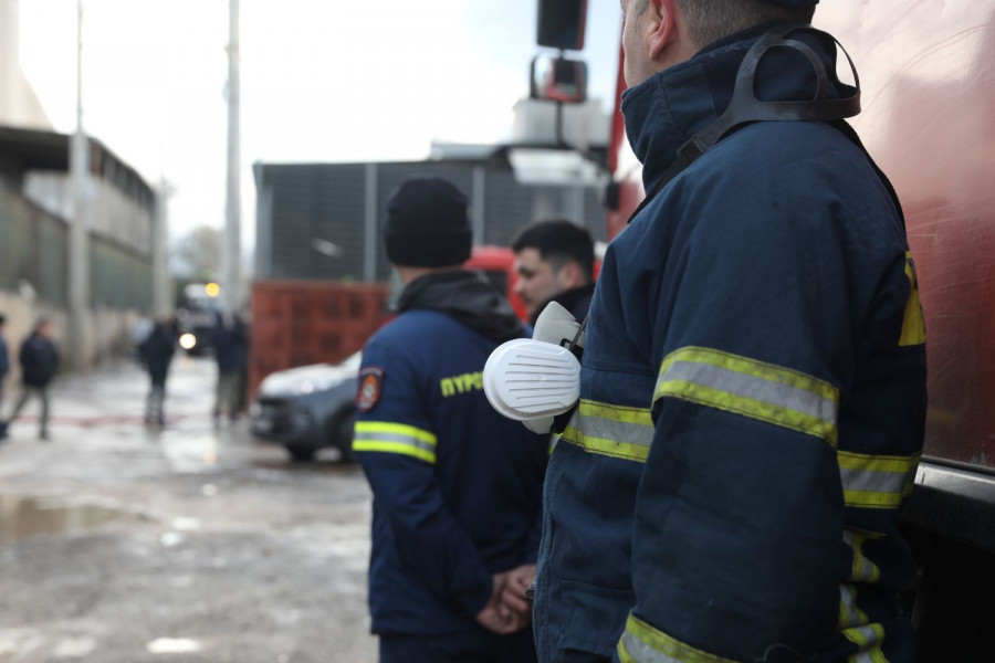 Μενίδι φωτιά εργοστάσιο πλαστικών πυροσβεστική