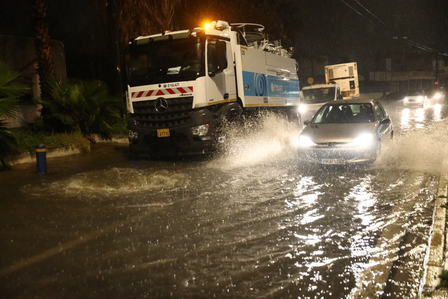 [383954] ΒΡΟΧΗ ΣΤHΝ ΑΘΗΝΑ (ΓΙΑΝΝΗΣ ΠΑΝΑΓΟΠΟΥΛΟΣ / EUROKINISSI)