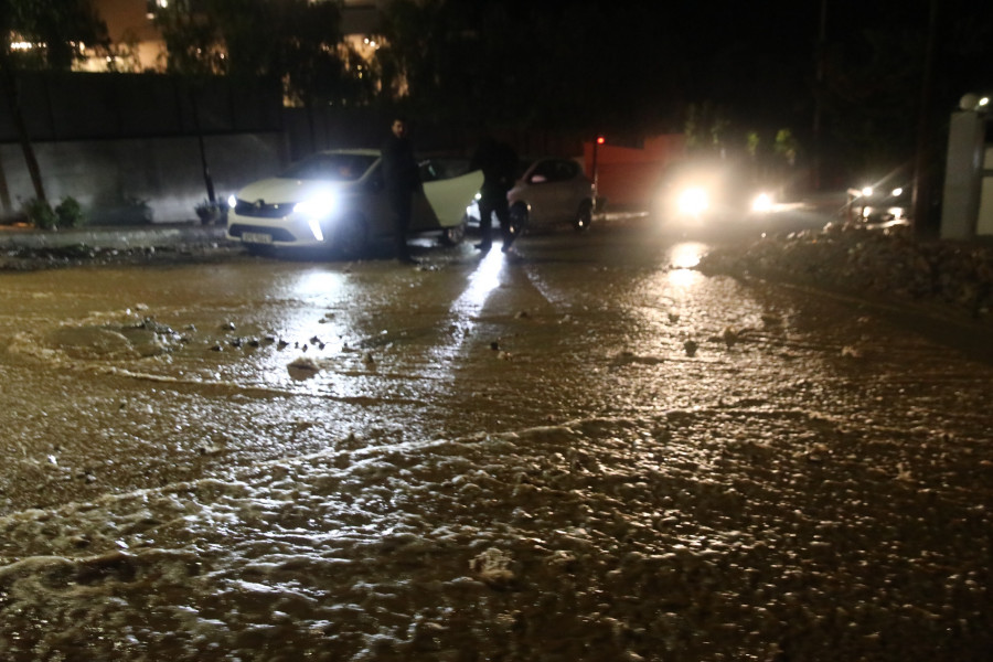 ΓΥΝΑΙΚΑ ΠΕΖΗ ΕΧΑΣΕ ΤΗ ΖΩΗ ΤΗΣ ΣΤΗΝ ΑΝΩ ΓΛΥΦΑΔΑ ΟΤΑΝ ΛΟΓΩ ΚΑΚΟΚΑΙΡΙΑΣ ΠΑΡΑΣΥΡΘΗΚΕ ΑΠΟ ΤΑ ΝΕΡΑ