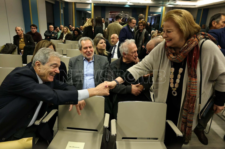 Η Λούκα Κατσέλη χαιρετά τον Νίκο Σηφουνάκη.