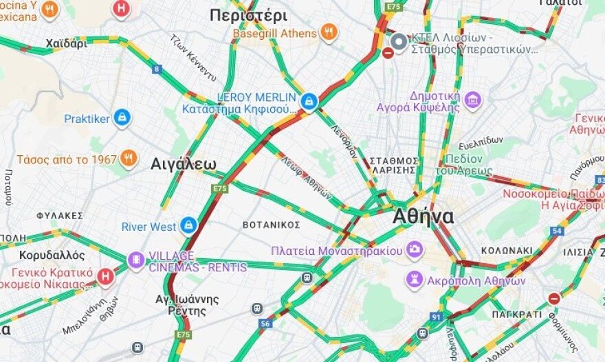 Ένας τραυματίας έπειτα από σύγκρουση ΙΧ με μηχανή στον Κηφισό: Στο «κόκκινο» η κίνηση στην άνοδο