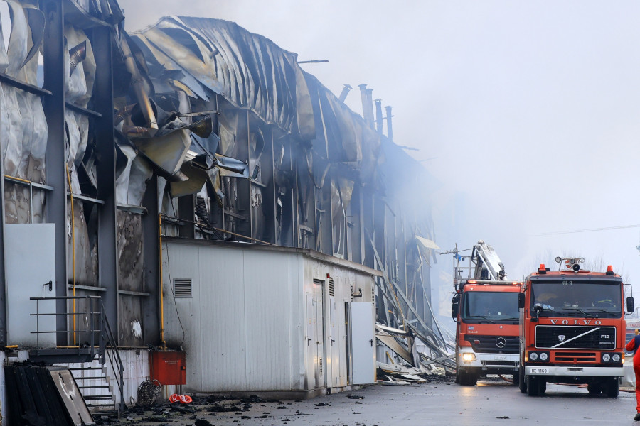 Φωτιά στο εργοστάσιο της «Βιολάντα» στα Τρίκαλα.