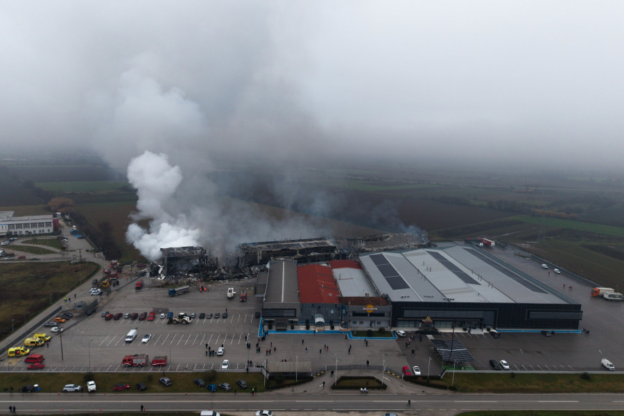 Φωτιά στο εργαστήριο της «Βιολάντα» στα Τρίκαλα.