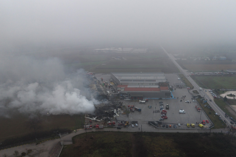 Φωτιά στο εργαστήριο της «Βιολάντα» στα Τρίκαλα.