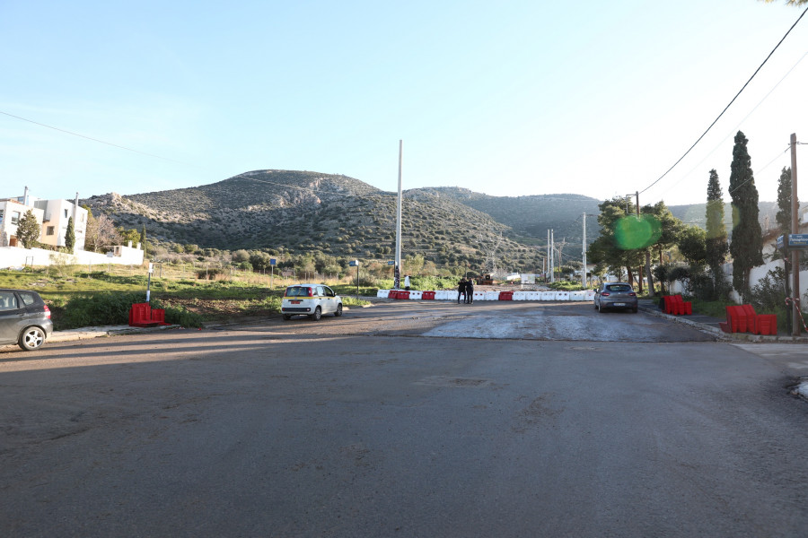 ΚΟΝΤΕΙΝΕΡ ΓΙΑ ΤΟΝ ΠΕΡΙΟΡΙΣΜΟ ΤΟΥ ΝΕΡΟΥ ΣΤΗΝ ΟΔΟ ΜΕΤΣΟΒΟ ΣΤΗΝ ΑΝΩ ΓΛΥΦΑΔΑ (ΔΑΝΑΗ ΔΑΥΛΟΠΟΥΛΟΥ/EUROKINISSI)