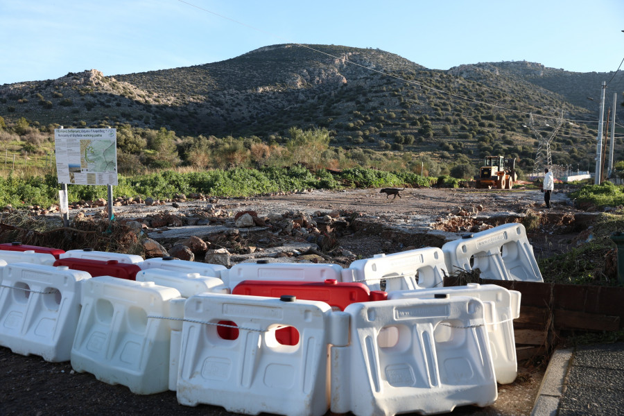 ΚΟΝΤΕΙΝΕΡ ΓΙΑ ΤΟΝ ΠΕΡΙΟΡΙΣΜΟ ΤΟΥ ΝΕΡΟΥ ΣΤΗΝ ΟΔΟ ΜΕΤΣΟΒΟ ΣΤΗΝ ΑΝΩ ΓΛΥΦΑΔΑ (ΔΑΝΑΗ ΔΑΥΛΟΠΟΥΛΟΥ/EUROKINISSI)