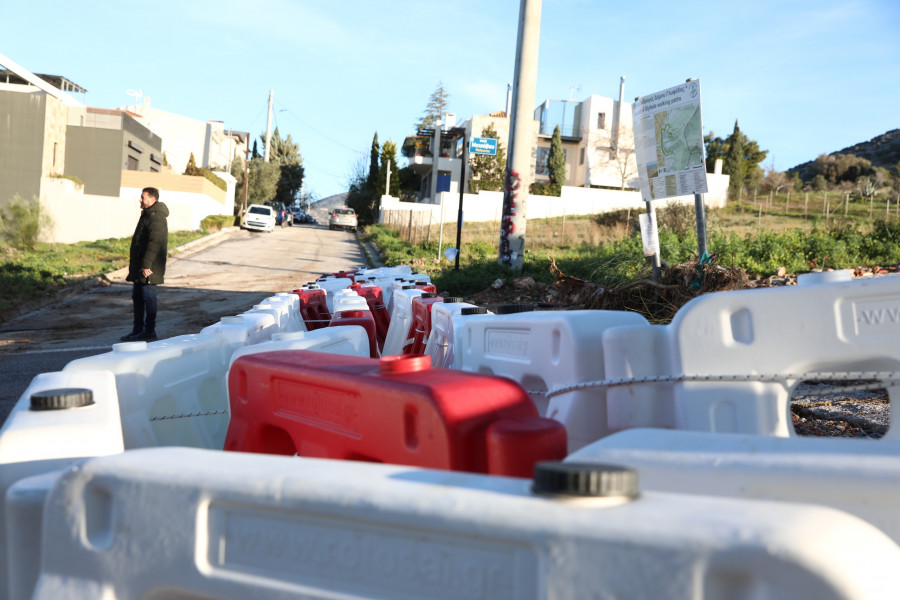 ΚΟΝΤΕΙΝΕΡ ΓΙΑ ΤΟΝ ΠΕΡΙΟΡΙΣΜΟ ΤΟΥ ΝΕΡΟΥ ΣΤΗΝ ΟΔΟ ΜΕΤΣΟΒΟ ΣΤΗΝ ΑΝΩ ΓΛΥΦΑΔΑ (ΔΑΝΑΗ ΔΑΥΛΟΠΟΥΛΟΥ/EUROKINISSI)