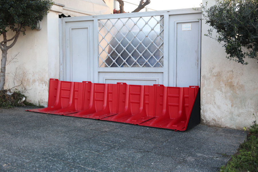 ΚΟΝΤΕΙΝΕΡ ΓΙΑ ΤΟΝ ΠΕΡΙΟΡΙΣΜΟ ΤΟΥ ΝΕΡΟΥ ΣΤΗΝ ΟΔΟ ΜΕΤΣΟΒΟ ΣΤΗΝ ΑΝΩ ΓΛΥΦΑΔΑ (ΔΑΝΑΗ ΔΑΥΛΟΠΟΥΛΟΥ/EUROKINISSI)