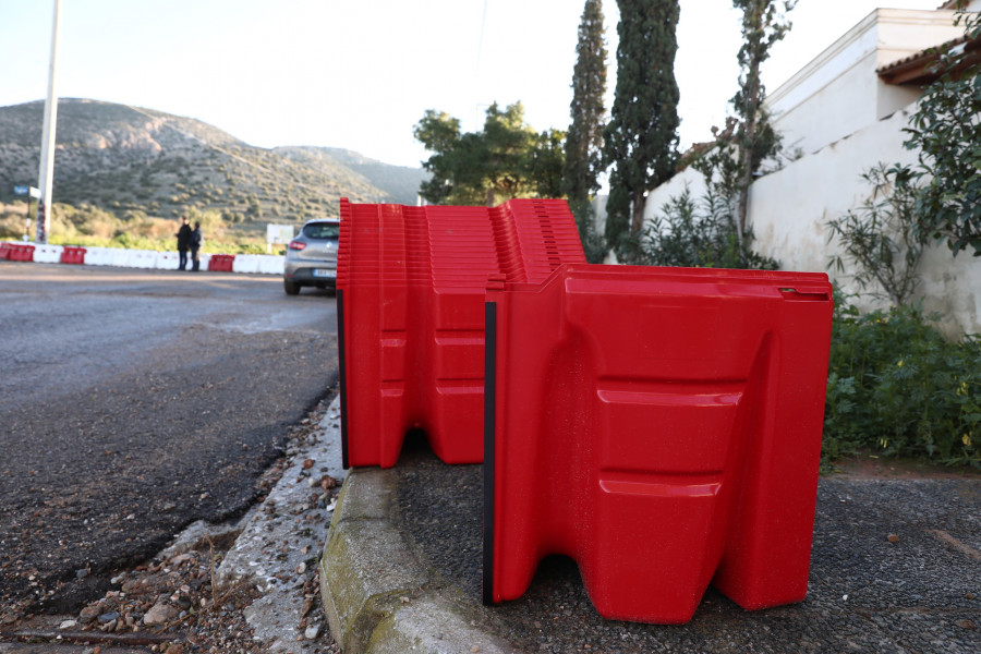 ΚΟΝΤΕΙΝΕΡ ΓΙΑ ΤΟΝ ΠΕΡΙΟΡΙΣΜΟ ΤΟΥ ΝΕΡΟΥ ΣΤΗΝ ΟΔΟ ΜΕΤΣΟΒΟ ΣΤΗΝ ΑΝΩ ΓΛΥΦΑΔΑ (ΔΑΝΑΗ ΔΑΥΛΟΠΟΥΛΟΥ/EUROKINISSI)