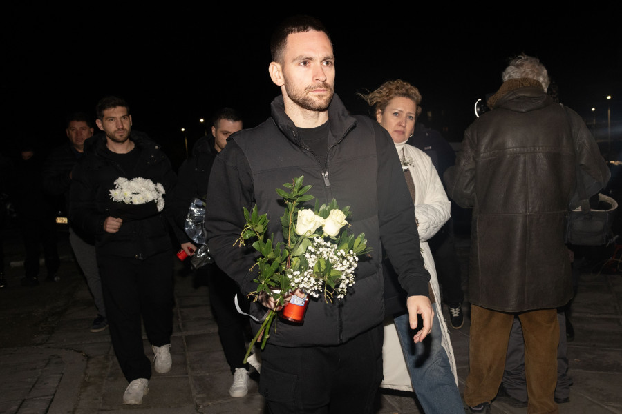 [384104] Ο ΠΡΟΠΟΝΗΤΗΣ ΡΑΖΒΑΝ ΛΟΥΤΣΕΣΚΟΥ ΚΑΙ ΟΙ ΑΡΧΗΓΟΙ ΤΗΣ ΟΜΑΔΑΣ ΠΟΔΟΣΦΑΙΡΟΥ ΤΟΥ ΠΑΟΚ ΑΦΗΝΟΥΝ ΛΟΥΛΟΥΔΙΑ ΣΤΟ ΓΗΠΕΔΟ ΤΗΣ ΤΟΥΜΠΑΣ ΩΣ ΕΝΔΕΙΞΗ ΠΕΝΘΟΥΣ ΓΙΑ ΤΟΥΣ ΟΠΑΔΟΥΣ ΠΟΥ ΕΧΑΣΑΝ ΤΗΣ ΖΩΗ ΤΟΥΣ ΣΕ ΤΡΟΧΑΙΟ ΣΤΗ ΡΟΥΜΑΝΙΑ. (ΡΑΦΑΗΛ ΓΕΩΡΓΙΑΔΗΣ / EUROKINISSI)