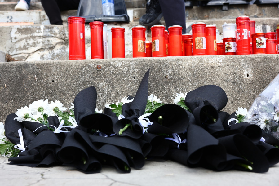 Κατάθεση λουλουδιών και συλλυπητηρίων μηνυμάτων στη Θύρα 4 της Τούμπας.