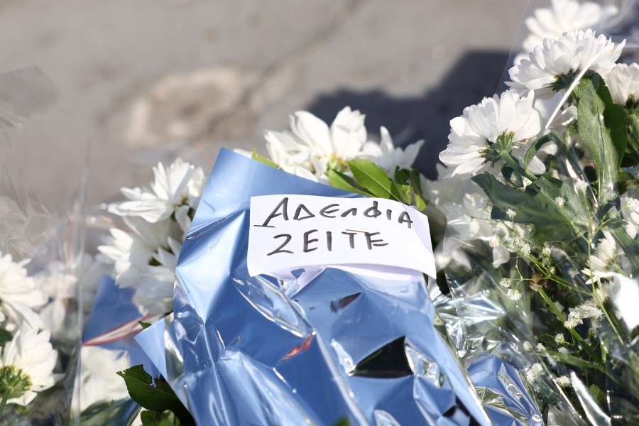 Κατάθεση λουλουδιών και συλλυπητηρίων μηνυμάτων στη Θύρα 4 της Τούμπας.