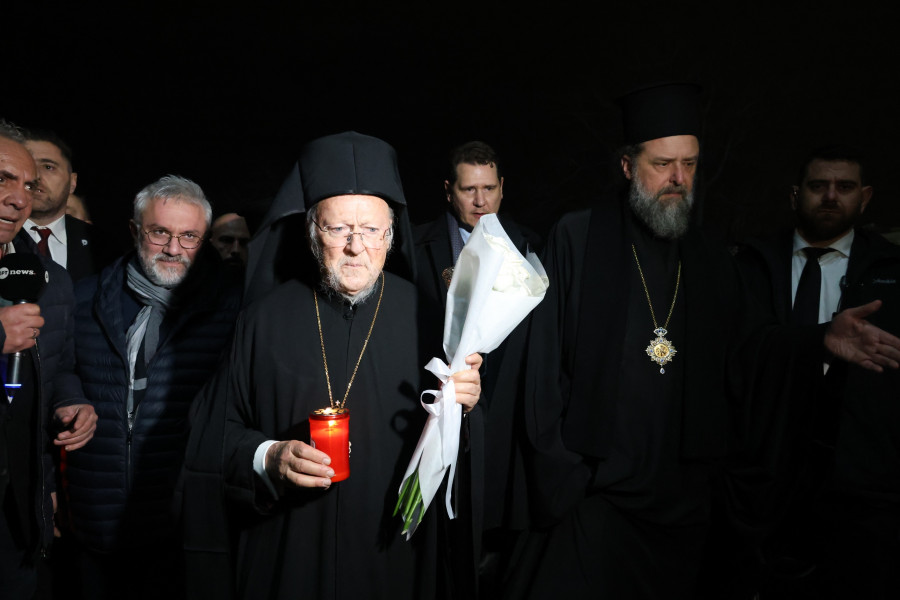 [384145] Ο ΟΙΚΟΥΜΕΝΙΚΟΣ ΠΑΤΡΙΑΡΧΗΣ ΒΑΡΘΟΛΟΜΑΙΟΣ ΣΤΗΝ ΣΤΟ ΓΗΠΕΔΟ ΤΗΣ ΤΟΥΜΠΑΣ ΣΤΗ ΜΝΗΜΗ ΤΩΝ ΦΙΛΑΘΛΩΝ ΠΟΥ ΕΧΑΣΑΝ ΤΗ ΖΩΗ ΤΟΥΣ ΣΤΟ ΤΡΟΧΑΙΟ ΔΥΣΤΥΧΗΜΑ ΣΤΗΝ ΡΟΥΜΑΝΙΑ/ (EUROKINISSI)