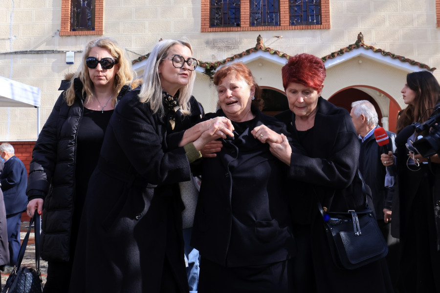 ΕΞΟΔΙΟΣ ΑΚΟΛΟΥΘΙΑ ΣΤΟΝ ΑΓΙΟ ΚΩΝΣΤΑΝΤΙΝΟ ΤΡΙΚΑΛΩΝ ΤΗΣ ΕΛΕΝΗΣ ΚΑΤΣΑΡΟΥ ΠΟΥ ΕΧΑΣΕ ΤΗ ΖΩΗ ΤΗΣ ΣΤΟ ΕΡΓΑΤΙΚΟ ΔΥΣΤΥΧΗΜΑ ΣΤΟ ΕΡΓΟΣΤΑΣΙΟ 