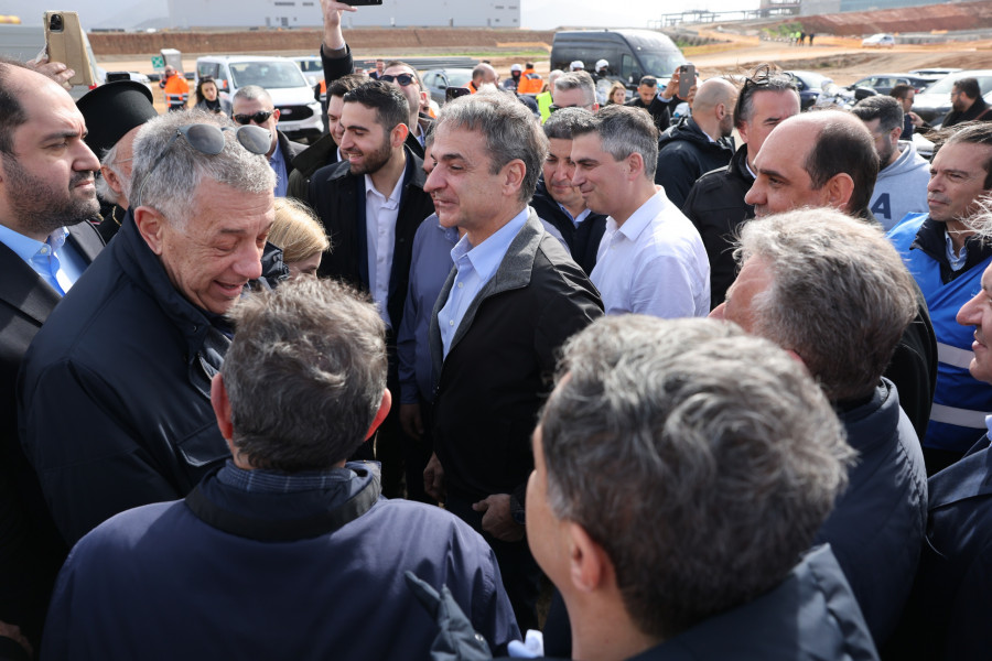 [384184] ΕΠΙΣΚΕΨΗ ΤΟΥ ΠΡΩΘΥΠΟΥΡΓΟΥ ΚΥΡΙΑΚΟΥ ΜΗΤΣΟΤΑΚΗ ΣΤΟ ΕΡΓΟΤΑΞΙΟ ΤΟΥ ΝΕΟΥ ΔΙΕΘΝΟΥΣ ΑΕΡΟΛΙΜΕΝΑ ΣΤΟ ΚΑΣΤΕΛΙ ΤΗΣ ΚΡΗΤΗΣ (ΣΤΕΦΑΝΟΣ ΡΑΠΑΝΗΣ/EUROKINISSI)