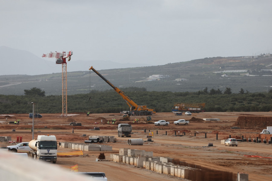 [384184] ΕΠΙΣΚΕΨΗ ΤΟΥ ΠΡΩΘΥΠΟΥΡΓΟΥ ΚΥΡΙΑΚΟΥ ΜΗΤΣΟΤΑΚΗ ΣΤΟ ΕΡΓΟΤΑΞΙΟ ΤΟΥ ΝΕΟΥ ΔΙΕΘΝΟΥΣ ΑΕΡΟΛΙΜΕΝΑ ΣΤΟ ΚΑΣΤΕΛΙ ΤΗΣ ΚΡΗΤΗΣ (ΣΤΕΦΑΝΟΣ ΡΑΠΑΝΗΣ/EUROKINISSI)
