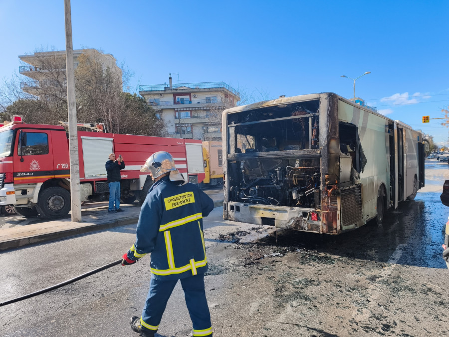 Φωτιά σε λεωφορείο του ΟΑΣΘ.