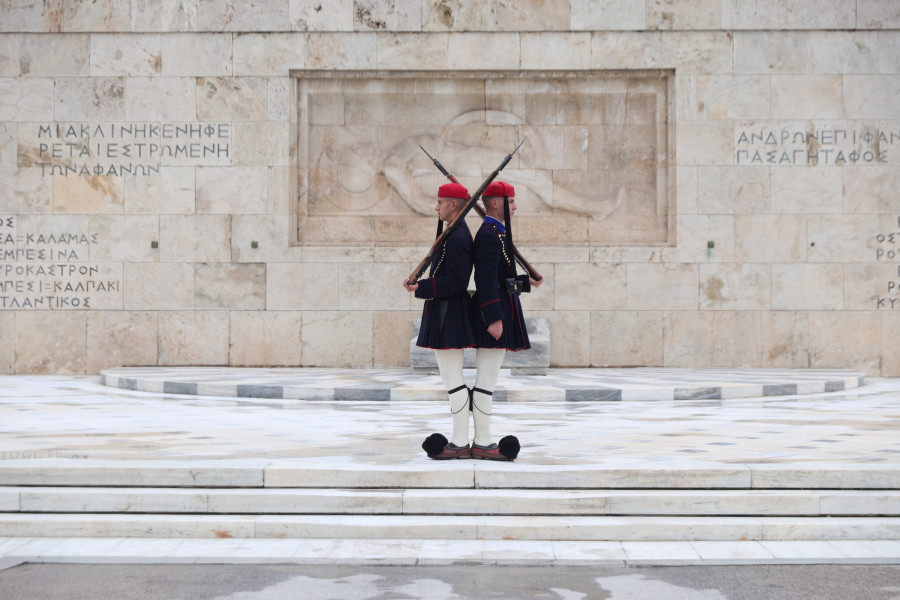 [381295] ΤΑ ΟΝΟΜΑΤΑ ΤΩΝ ΘΥΜΑΤΩΝ ΤΩΝ ΤΕΜΠΩΝ ΜΠΡΟΣΤΑ ΑΠΟ ΤΟΝ ΑΓΝΩΣΤΟ ΣΤΡΑΤΙΩΤΗ (ΓΙΑΝΝΗΣ ΠΑΝΑΓΟΠΟΥΛΟΣ/EUROKINISSI)